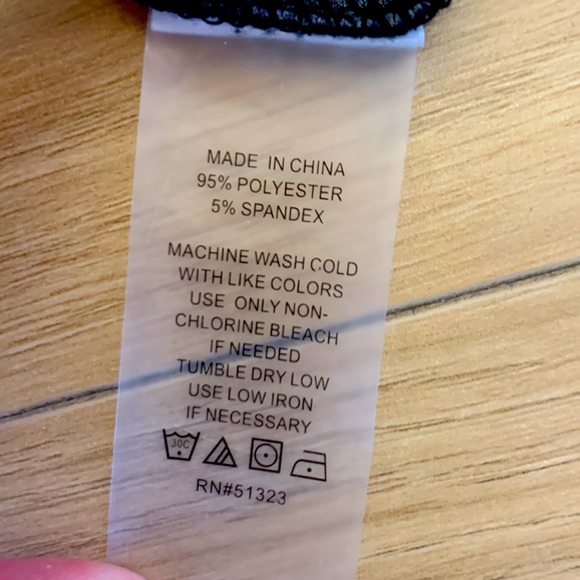 Vince Camuto - Black & White top - Size Small, EXCELLENT CONDITION - Picture 5 of 6